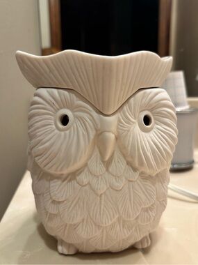 Scentsy Owl Wax Warmer in Matte Cream